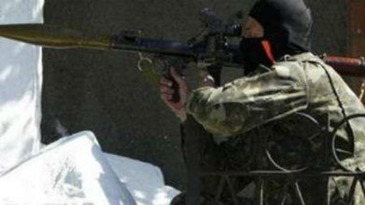Аэропорт Луганска обстреливают танками и "Градами": город в дыму (фото)