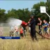 У Полтаві діти-біженці погралися з пожежним обладнанням рятувальників (відео)