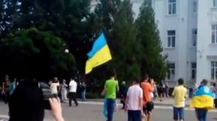 Северодонецк встретил военных флагами Украины и овациями (видео)