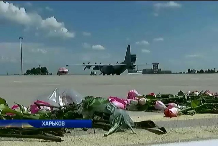 В Харькове скромно попрощались с телами погибших голландцев (видео)