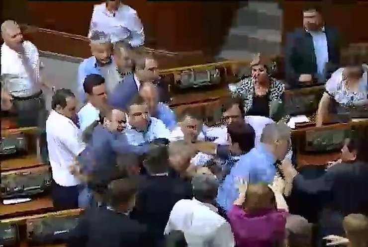 Левченко вновь пришел в Раду: регионала вытолкали вместе с Симоненко (видео)