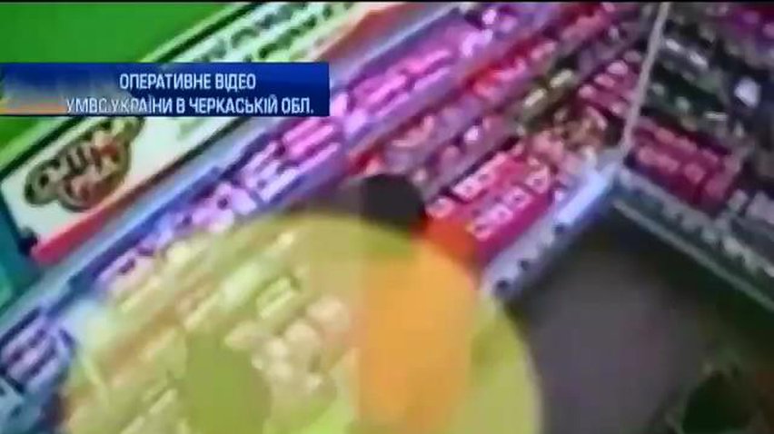 У Черкасах для наркоторгівлі використовували камери схову супермаркету (відео)