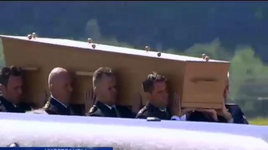 Нидерланды минутой молчания встретили тела погибших пассажиров Боинга (видео)