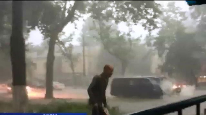 Потужна злива затопила Одессу і спровокувала пожежу (відео)