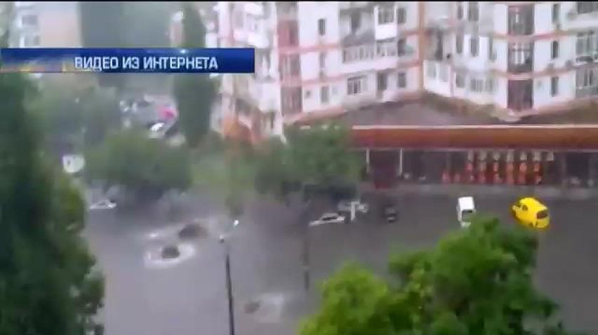 Мощный ливень заставил всю в Одессу плавать (видео)