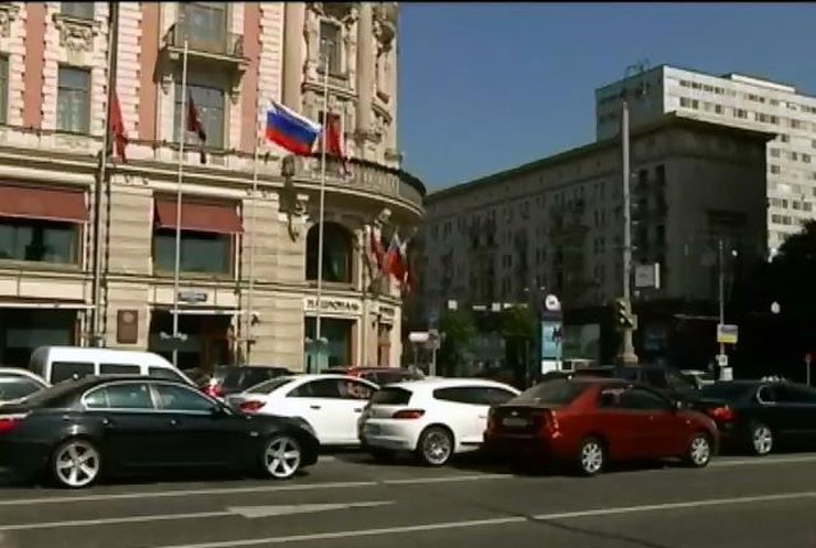 У Росії можуть заборонити низьким людям керувати великими автівками