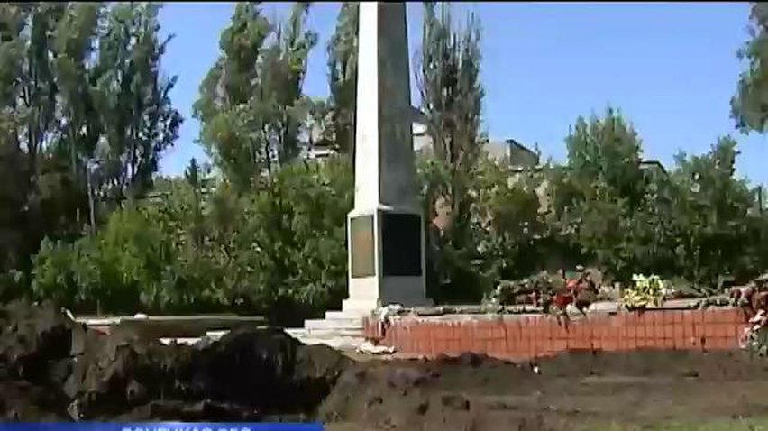 В Славянске найдены захоронения 14 тел мирных жителей (видео)