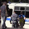 Исполняющих в Москве гимн Украины и частушки Путин-х*ло увезли в автозаках (видео)