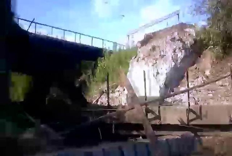 Терористи підірвали автомобільний міст та залізничні колії у Горловці (відео)