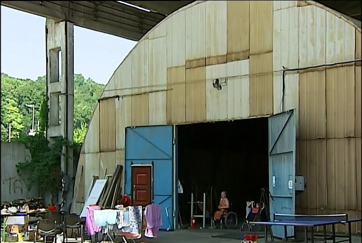 Біженці зі сходу живуть у ангарі заводу та чекають допомоги чиновників (відео)