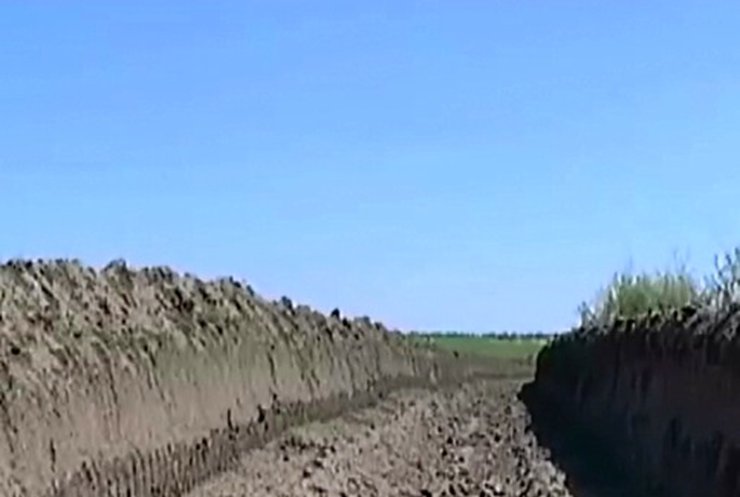 На границе с Приднестровьем роют заградительный ров (видео)