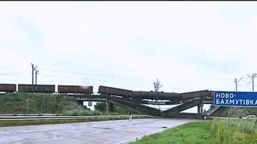 Терористи підірвали ще два мости на Донеччині