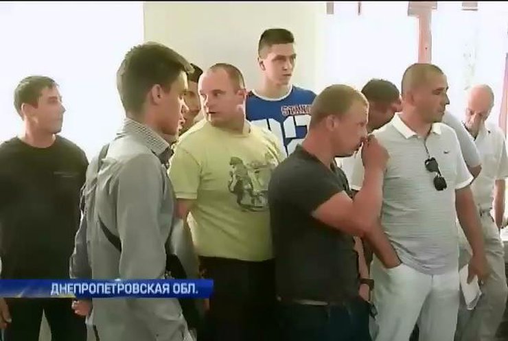 Обвиняемого в коррупции мэра Днепродзержинска охраняют "титушки" (видео)