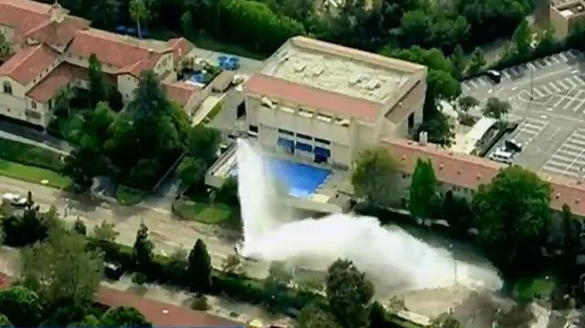 Подвір'я університету Каліфорнії затопив 9 метровий гейзер