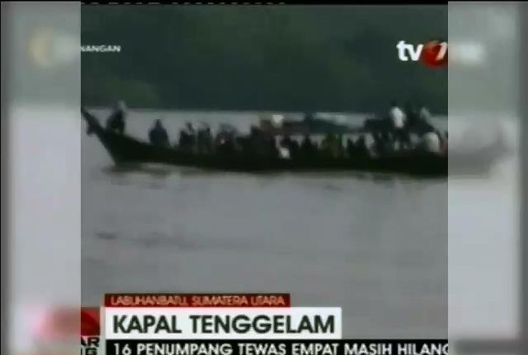 На річці в Індонезії перекинулось судно: 10 людей загинуло