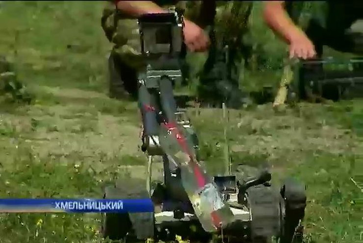 Українські військові вчаться керувати роботами-саперами (відео)