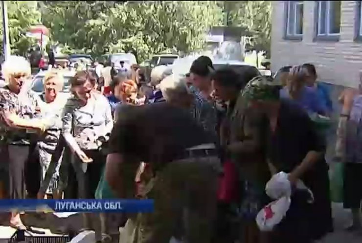 Спецпризначенці роздають харчі жителям Попасного (відео)