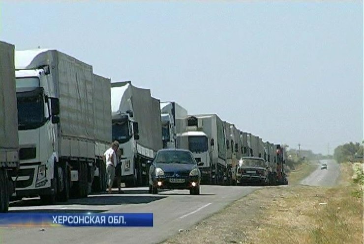 На границе с Крымом очереди: Россия запретила поставку продуктов из Украины