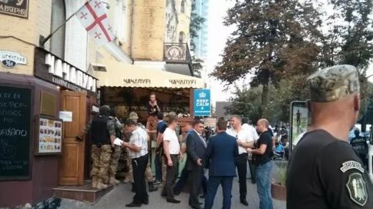 Вооруженные люди в масках пытались захватить ресторан в центре Киева (фото)