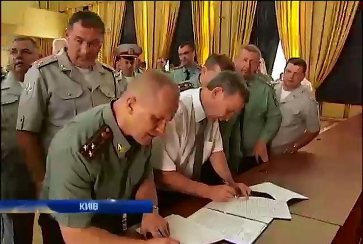 Тюремники просять залишити Старенького своїм начальником (відео)