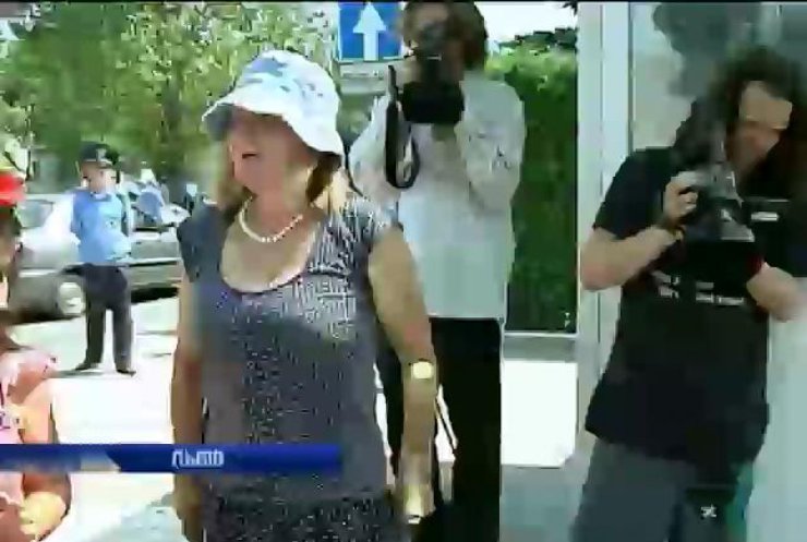 У Львові прибиральниця розігнала пікетувальників під ДАІ (відео)