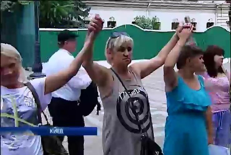 Женщины из Харькова устроили антивоенное шоу у пустой Рады (видео)