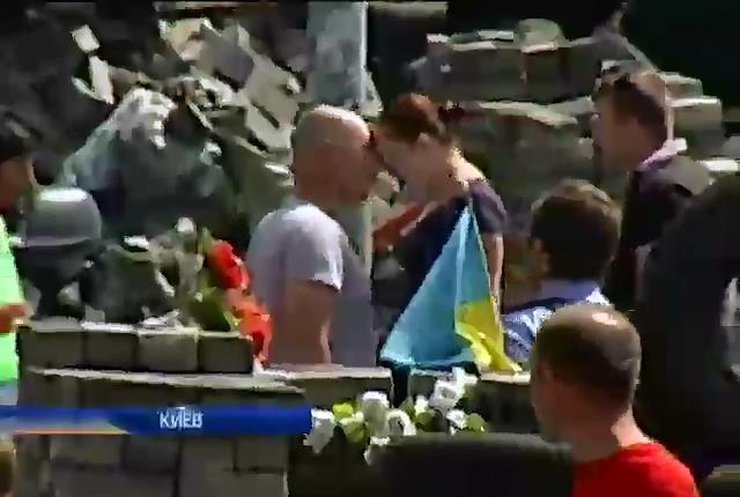На Майдане подрались из-за пожертвований военным (видео)