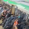 Ради спасения мужчины в Австралии десятки пассажиров наклонили поезд (фото, видео)