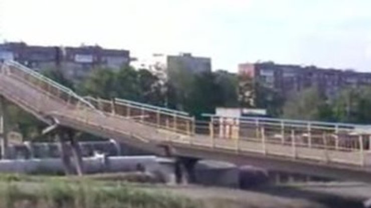 В Горловке взорвали пешеходный мост (фото, видео)