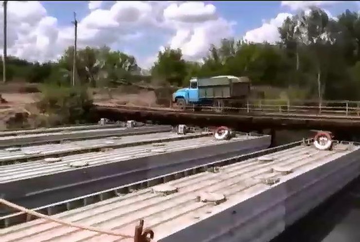 Інженерні війська відновлюють мости, що зруйнували терористи