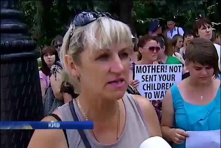 Харківські активістки Антимайдану приїхали до столиці протестувати проти війни (відео)