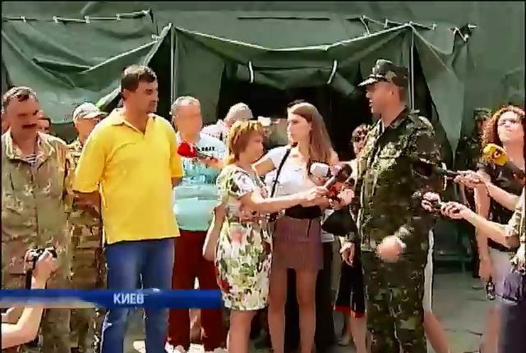 На Майдане не спешат записываться добровольцами на фронт (видео)