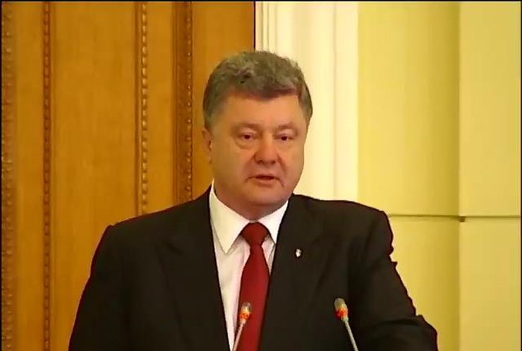 Порошенко уволил ответственных за закупку вооружения руководителей