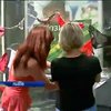 "Сбербанк России" во Львове украсили кружевным бельем (видео)