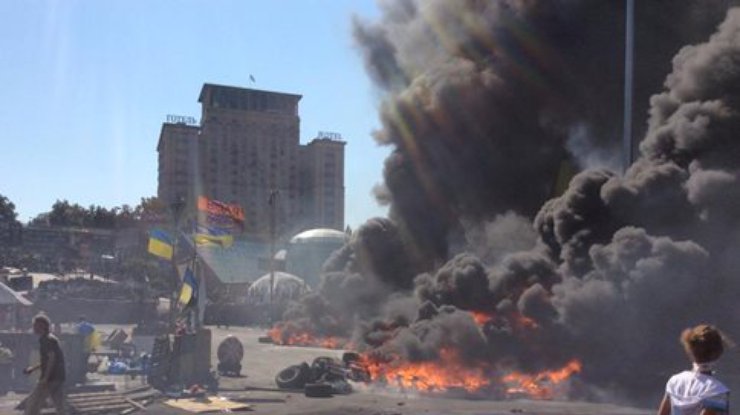 Майдан чистят от баррикад: протестующие жгут шины и бросают камни (фото, видео)