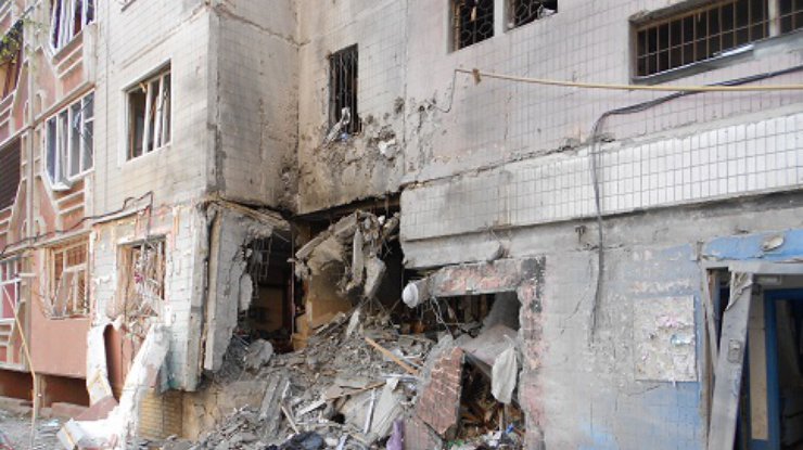 Блокадный Луганск: в разрушенном городе люди выстраиваются за хлебом (фото)
