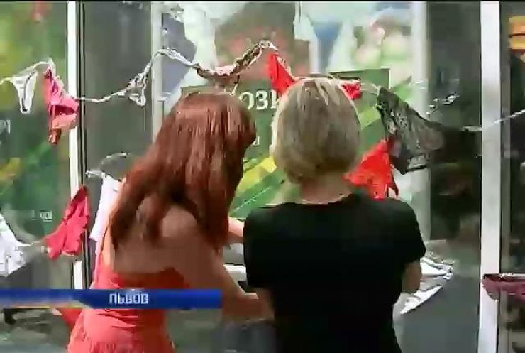 "Сбербанк России" во Львове украсили кружевным бельем (видео)
