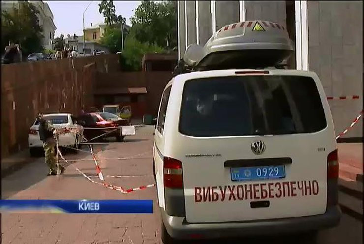 МВД считает взрыв возле Украинского дома поводом очистить центр Киева