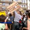 Кличко лично убрал мусор на Майдане и назвал баррикады ненужными (видео)