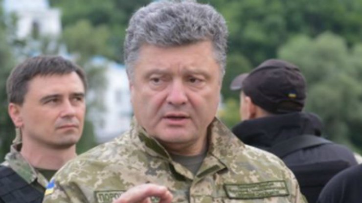 Украина примет гуманитарную помощь, но без военного сопровождения, - Порошенко