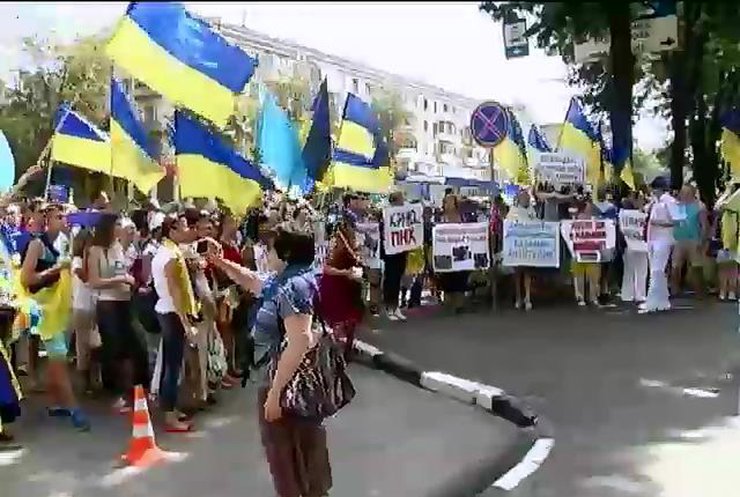 В Харькове митинговали против Кернеса и поливали людей водой (видео)