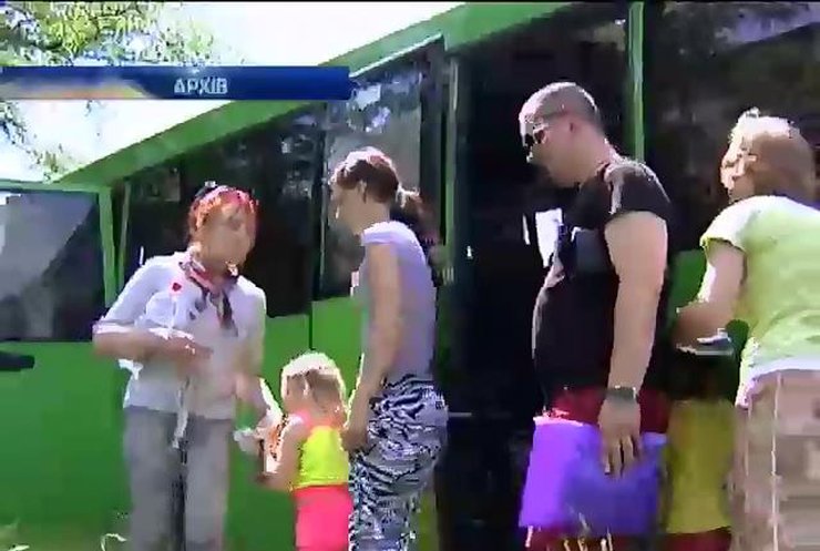 Із зони АТО вивезли дітей з 43 дитбудинків