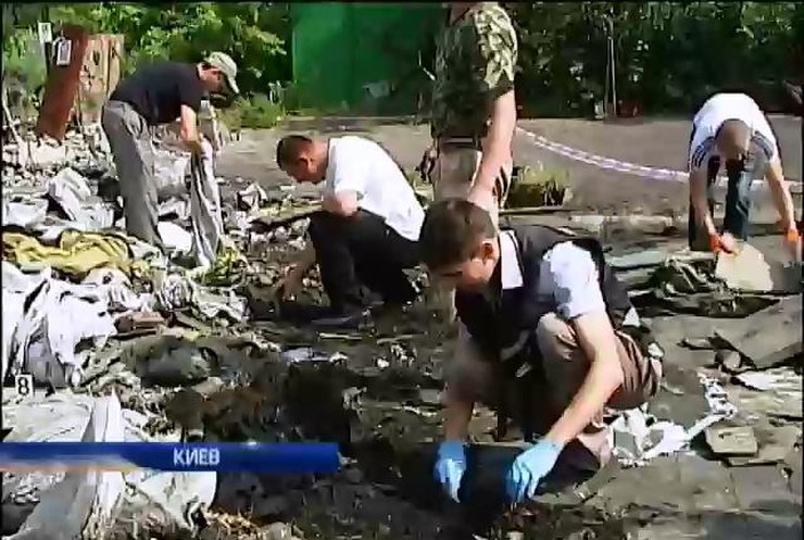 На Майдане милиция ищет вещдоки по февральским событиям (видео)