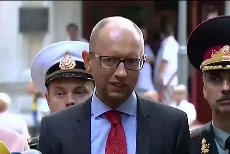 Яценюк обіцяє покарати генералів, які крадуть гроші батальйонів (відео)