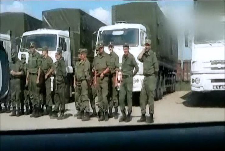 Гуманітарний вантаж Москви супроводжують військові (відео)
