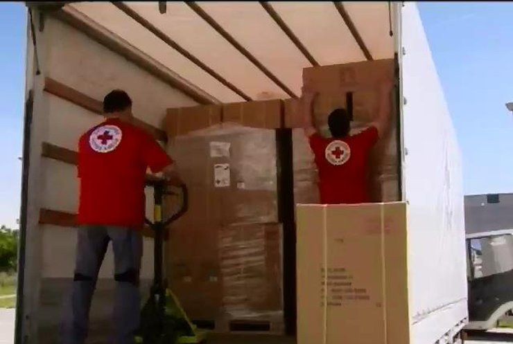 Гуманітарну допомогу з Росії перевантажать на транспорт Червоного Хреста