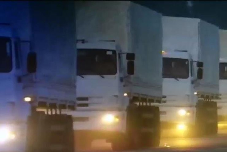 Російські фури з гуманітаркою готові перетнути кордон з Україною (відео)