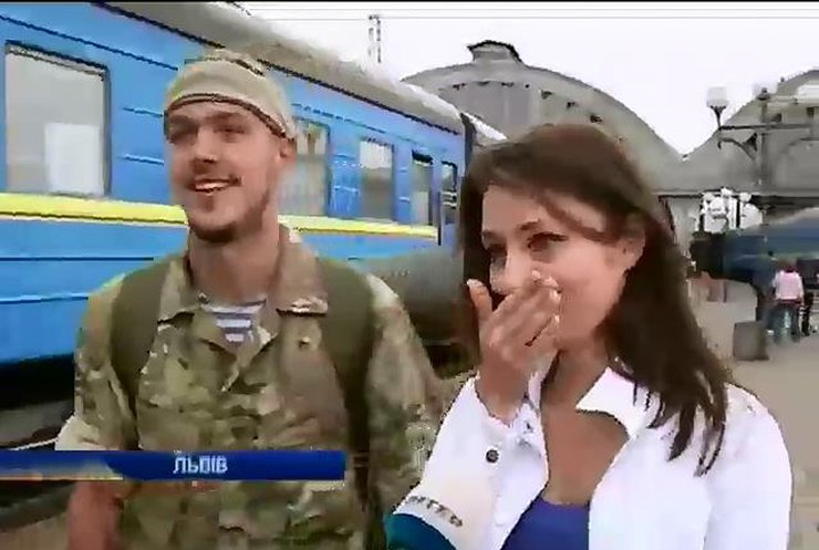 Львів'яни зустрічали бійців із 79-ї аеромобільної бригади із сльозами на очах