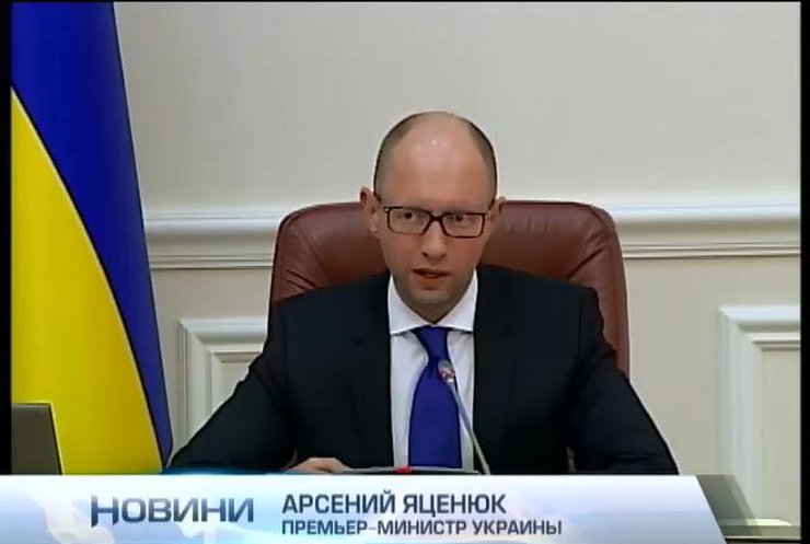 Украина примет помощь только от Красного Креста - Яценюк