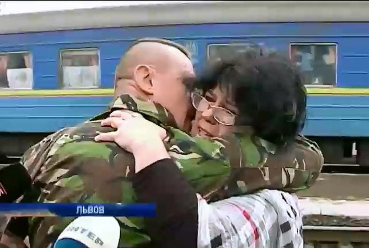 Во Львове солдат 24 и 79 бригад встречали под гимн Украины (видео)